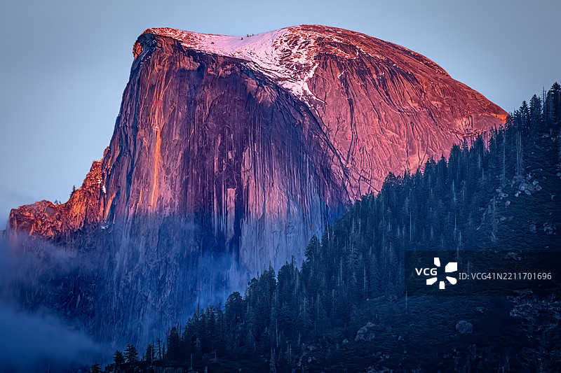 低角度视图的山脉与天空，优胜美地国家公园，加利福尼亚州，美国图片素材