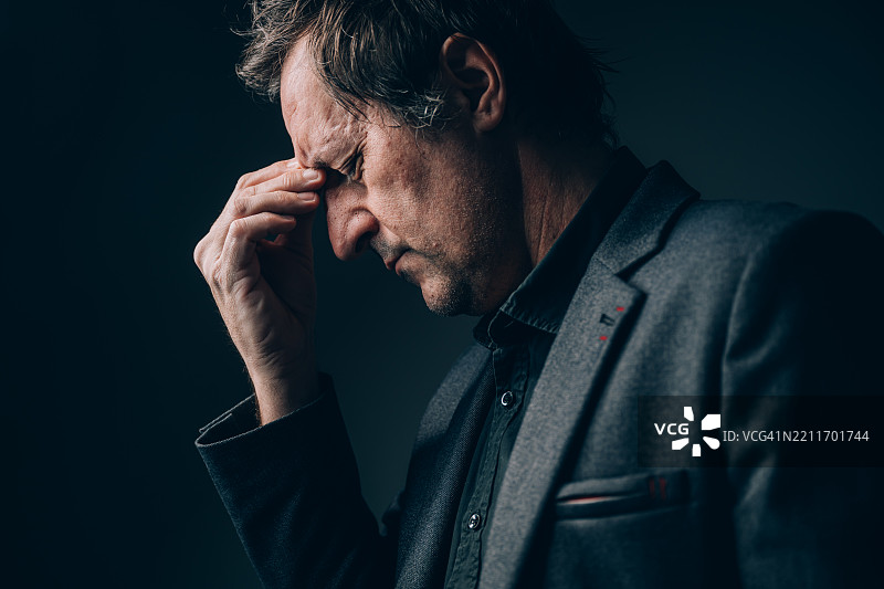 感到压力和疲惫的商人，头痛，熬夜加班图片素材