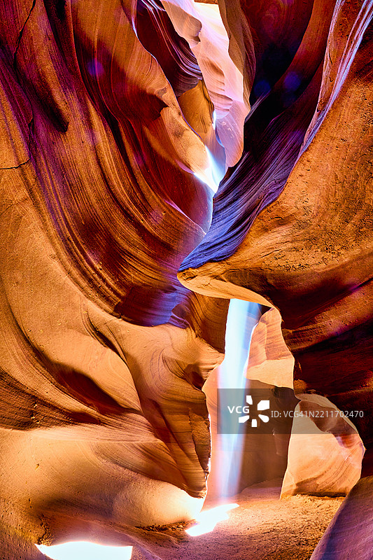 亚利桑那州佩奇的羚羊峡谷，纳瓦霍部落公园中的光束图片素材