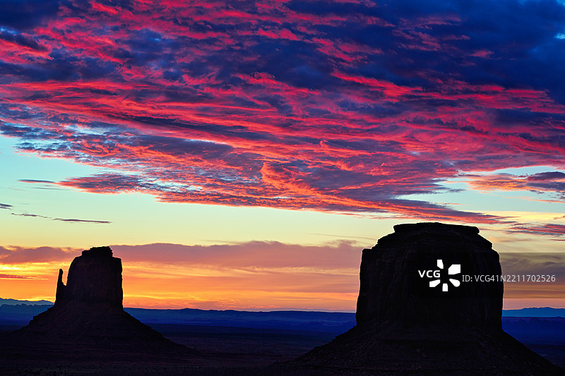 纳瓦霍国家纪念碑日出，纪念碑谷部落公园，美国图片素材