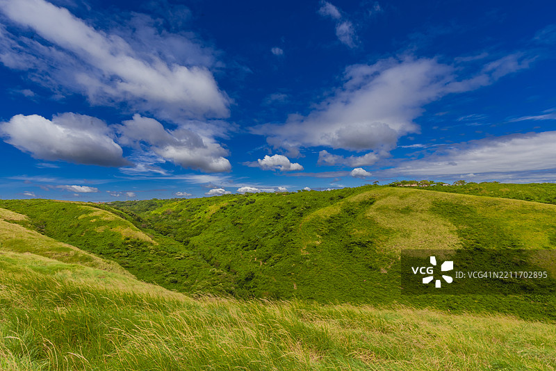美丽的绿色山丘景观，云朵和蓝天，EL CRUCERO全景观景点俯瞰尼加拉瓜马那瓜的绿色山丘。图片素材