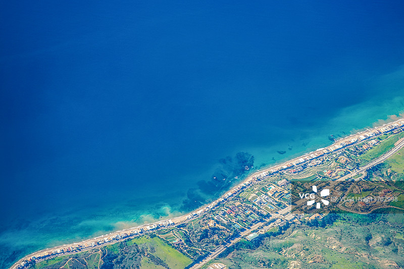 高角度俯瞰城市与蓝天相映图片素材