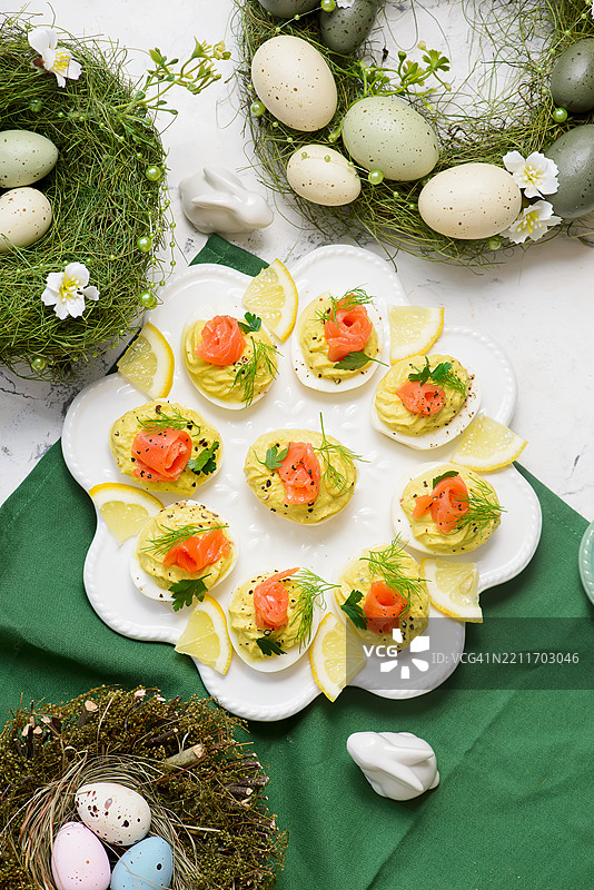高角度视图的复活节彩蛋放在桌子上，乌克兰图片素材