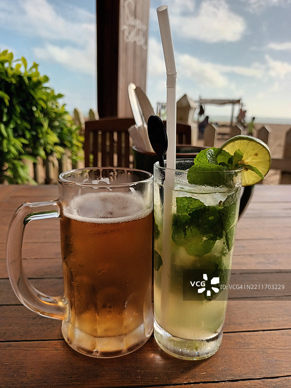 桌子上的饮料特写图片素材