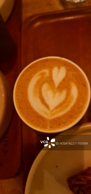 高角度视图的咖啡在桌子上图片素材