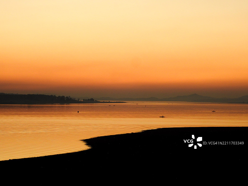 马代，中央邦的湖泊与橙色天空的美丽景色图片素材