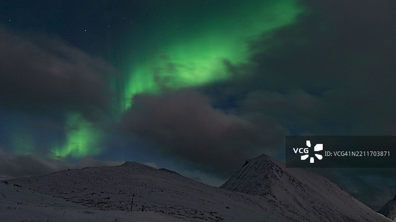 夜空下山脉的美丽景色图片素材