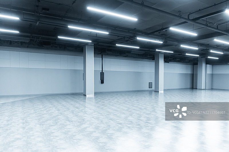 空旷的空间。明亮房间中的空墙。空荡的商店或仓库背景。图片素材