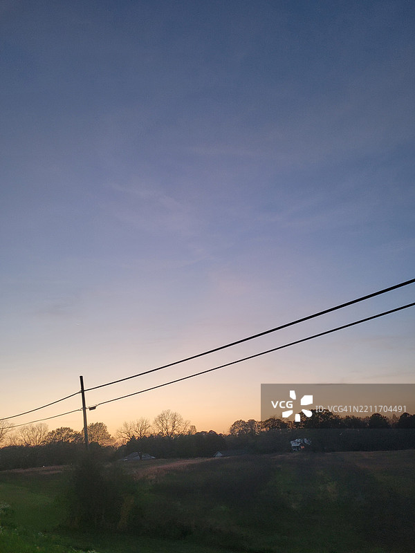 日落时分，阿拉巴马州索斯比的天空下的田野美景图片素材