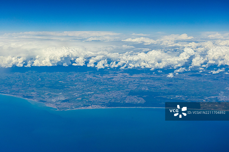 海洋与天空的鸟瞰图图片素材