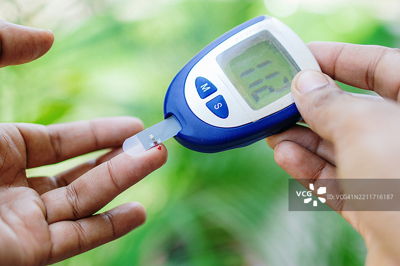 使用血糖仪检测血糖水平图片素材