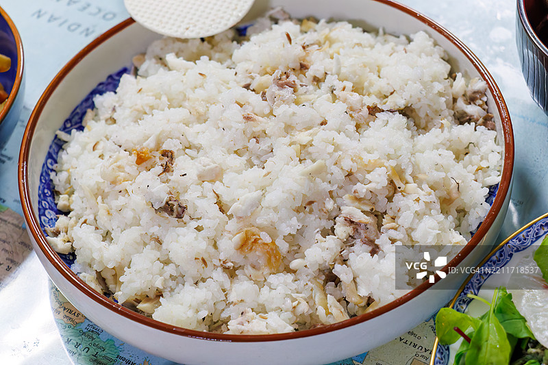 用红鲷鱼头骨和鱼骨上的剩余肉煮的米饭。图片素材