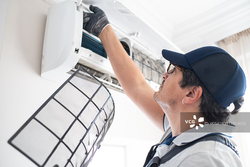 空调技术员与空气过滤器图片素材