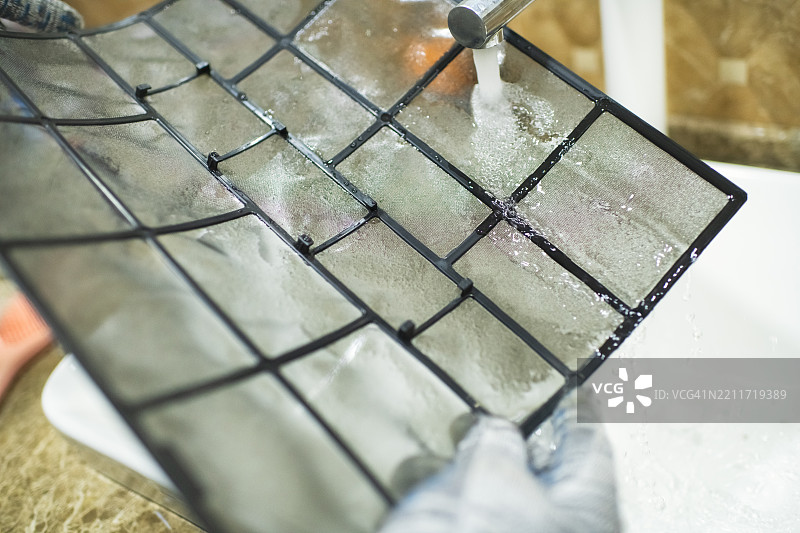 技术人员在室内清洗空调滤网图片素材