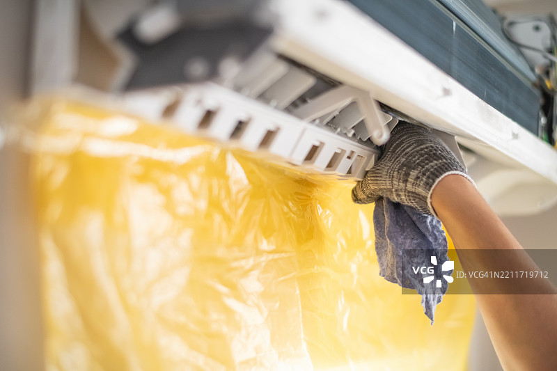 技术人员在室内清洁空调图片素材