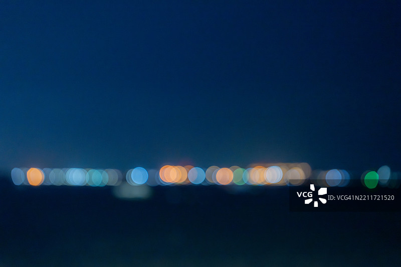 夜晚模糊的城市灯光创造出五彩斑斓的散景效果图片素材