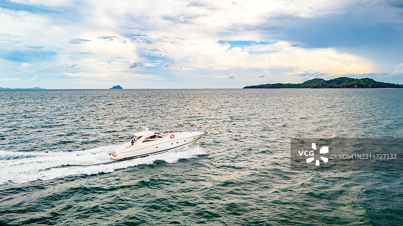 航行在航线上图片素材