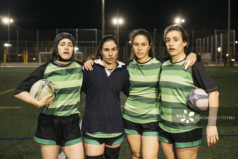 女子橄榄球队在夜间比赛后合影留念图片素材