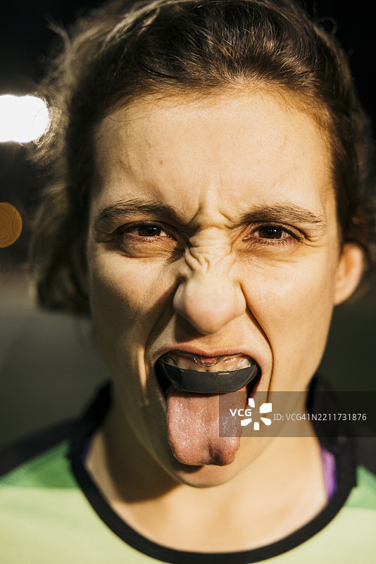橄榄球运动员展示护齿器并伸出舌头图片素材