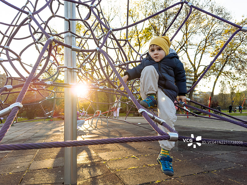四岁的小孩在阳光明媚的春日下午在公园和游乐场玩耍图片素材