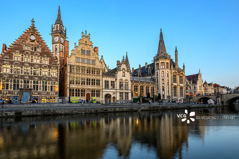 根特历史中心的日落 - 格拉斯莱（草码头）与圣米迦桥和莱河图片素材
