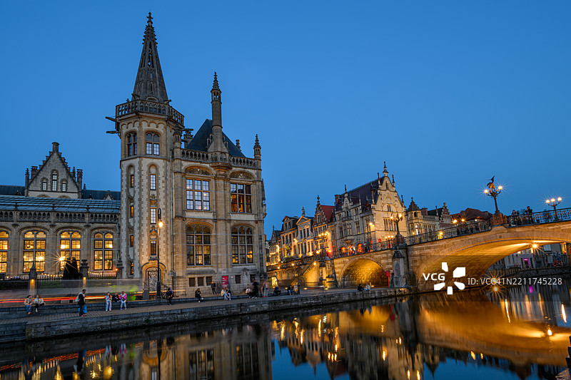 根特历史中心的傍晚 - 格拉斯莱（草码头）和圣米迦桥，映照在莱耶河上的倒影图片素材