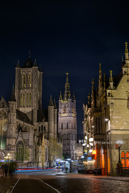 根特历史中心的夜晚 - 城市天际线与圣米歇尔桥图片素材