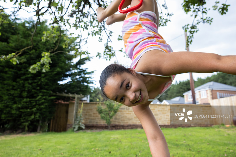孩子倒挂着大笑图片素材