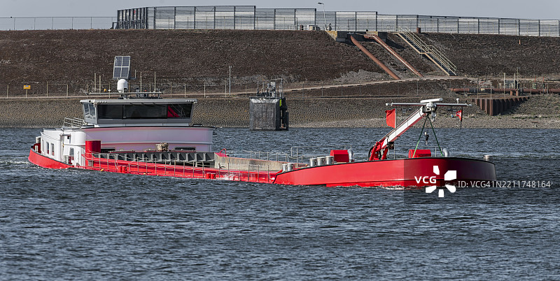 货船穿越运河图片素材