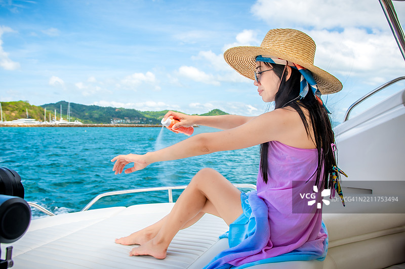 夏季航海时的防晒霜图片素材
