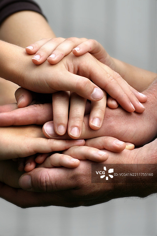 一家人将手叠在一起图片素材
