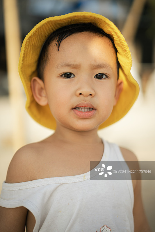 戴着黄色帽子的亚洲男孩。三岁的小男孩在微笑。图片素材
