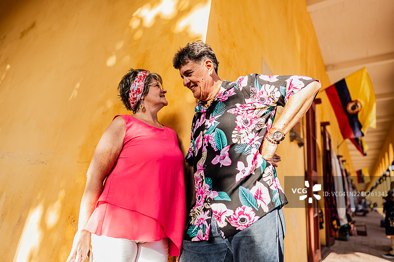 在哥伦比亚卡塔赫纳交谈的老年夫妇图片素材