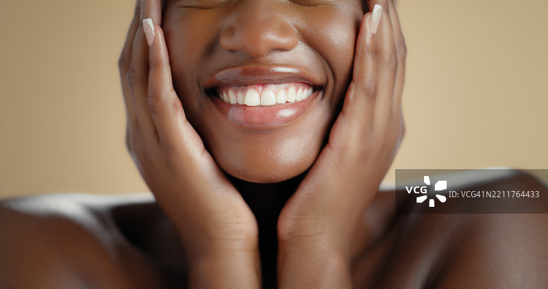 美容工作室中黑女性的微笑特写，涉及牙齿美白和正畸。美容牙科、光泽和个人护理，背景中展示口腔卫生和光彩。图片素材