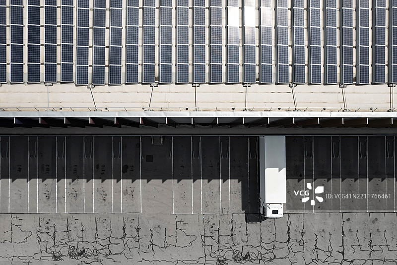 可持续太阳能物流中心的俯视图，长拖车正在码头卸货图片素材