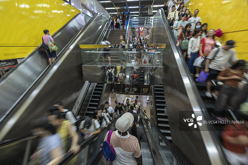 新加坡地铁站的自动扶梯。图片素材