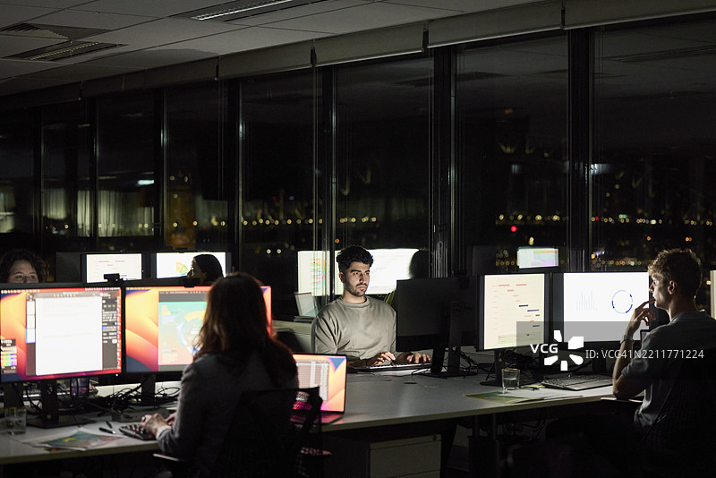 商务人士在办公室加班工作图片素材