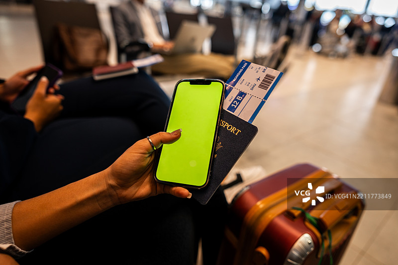 机场内使用手机的女性图片素材