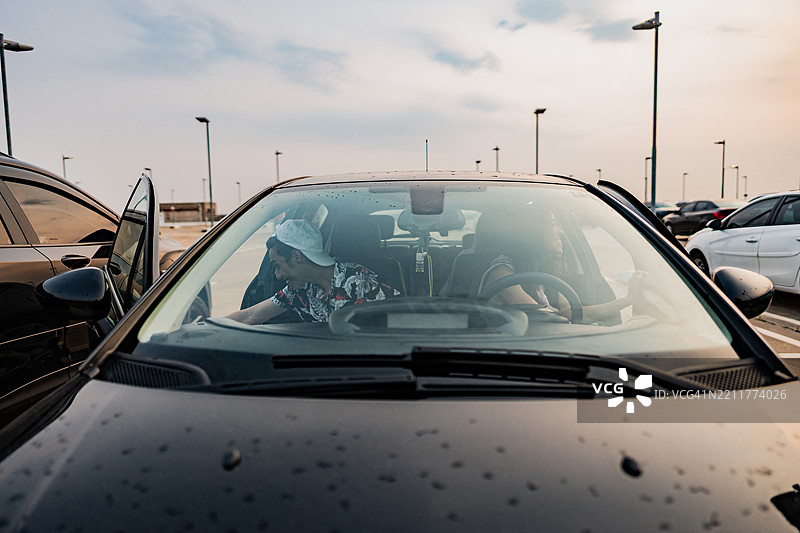 年轻朋友在机场停车场下车图片素材