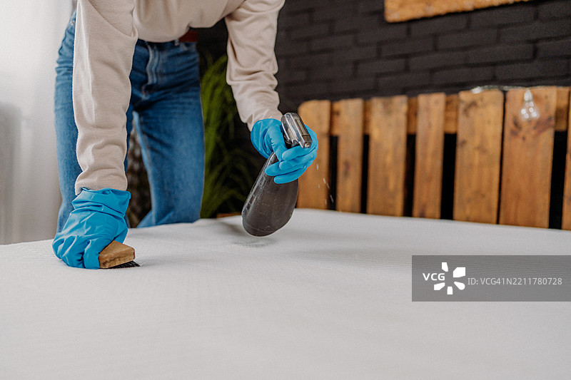 清洁床垫污渍图片素材