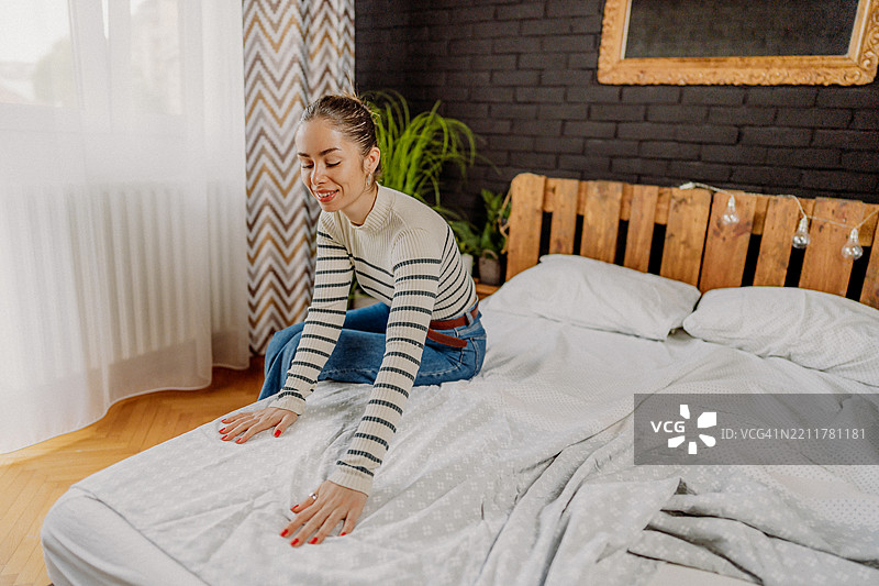 整理她的床铺图片素材