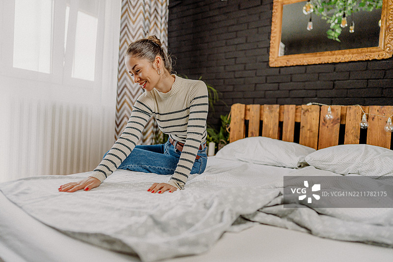 整理她的床铺图片素材