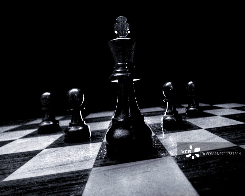 黑色国王在棋盘上指挥他的兵卒图片素材