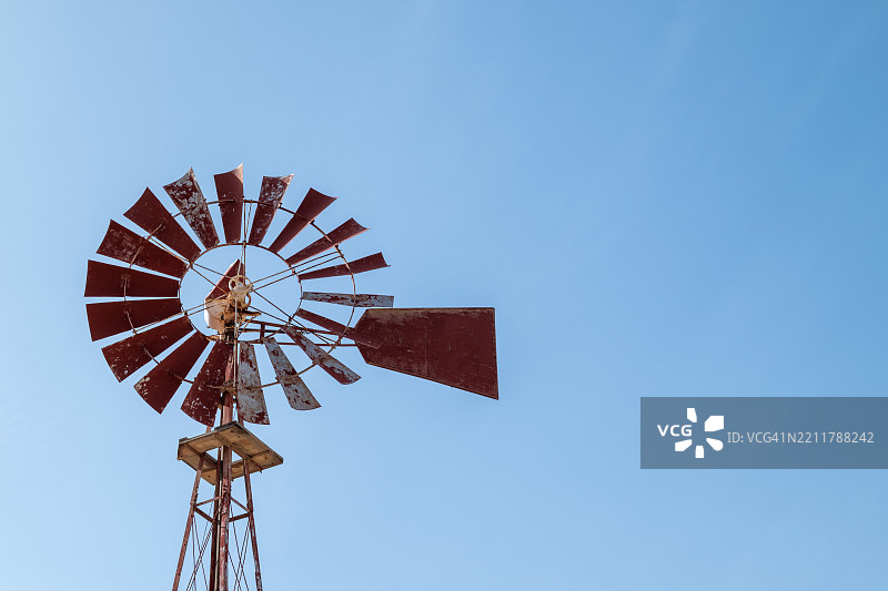福特文图拉岛上蓝天映衬下的锈红色风车图片素材
