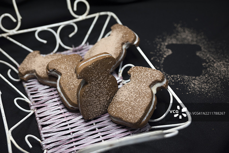 可可粉撒的提拉米苏三明治饼干图片素材