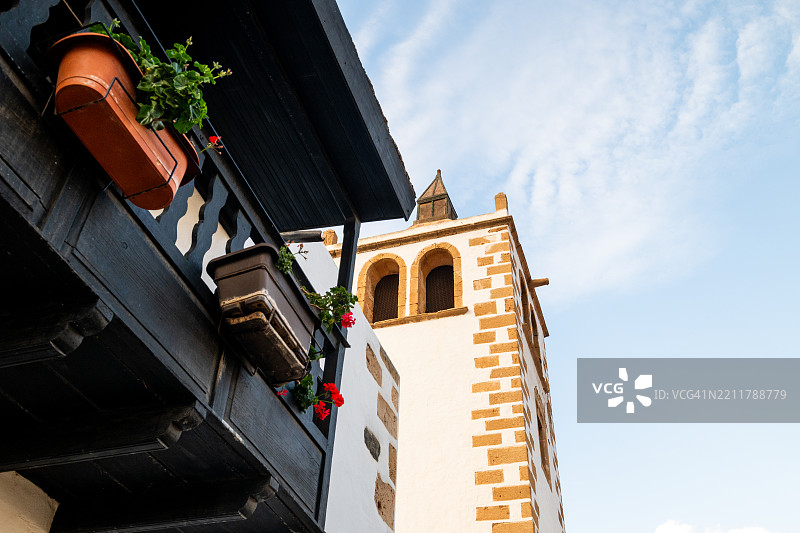 贝坦库里亚圣玛丽亚教堂高耸于富埃特文图拉的传统阳台上图片素材