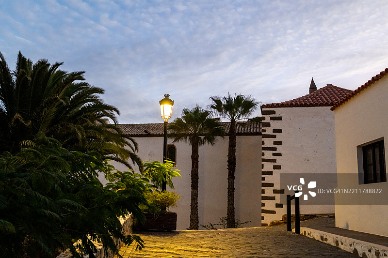 黄昏时分，富埃特文图拉的贝坦库里亚镇，街灯闪烁。图片素材