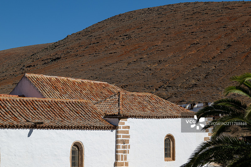 富埃特文图拉岛贝坦库里亚镇的白色教堂，带有瓦片屋顶图片素材