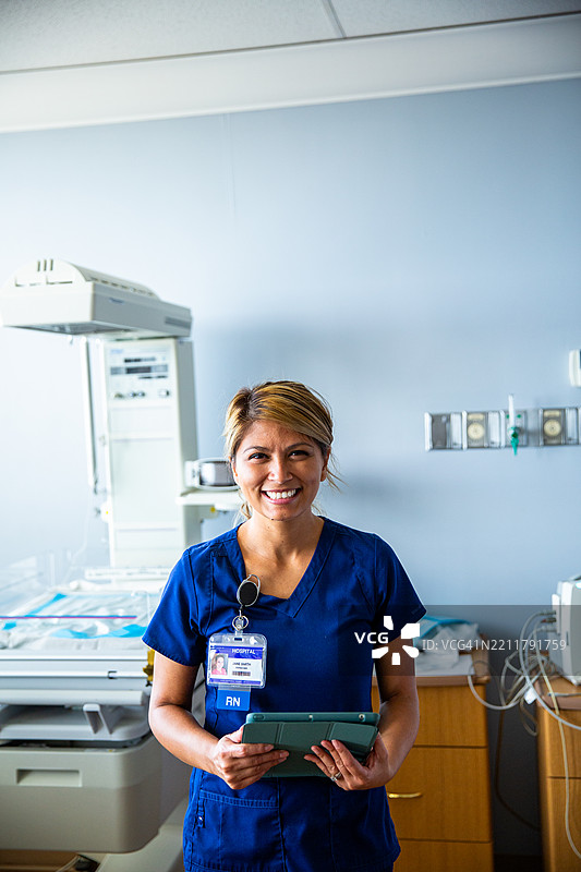 一位西班牙裔的首席护士在产科病房微笑着看向镜头图片素材
