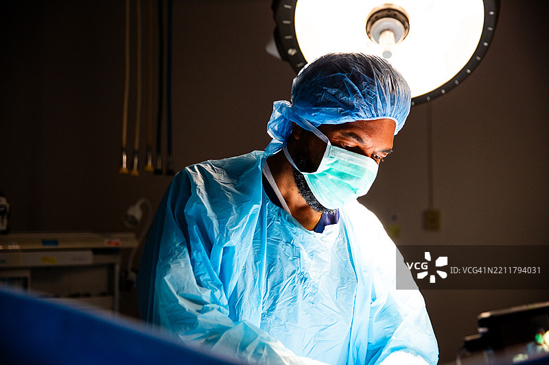 手术室里的黑人外科医生图片素材